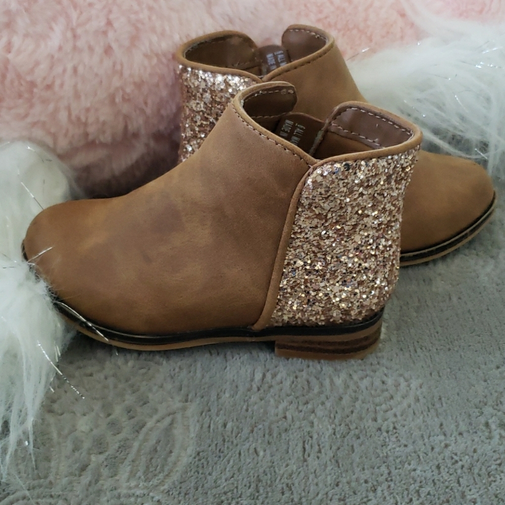 Toddler a boots size 6